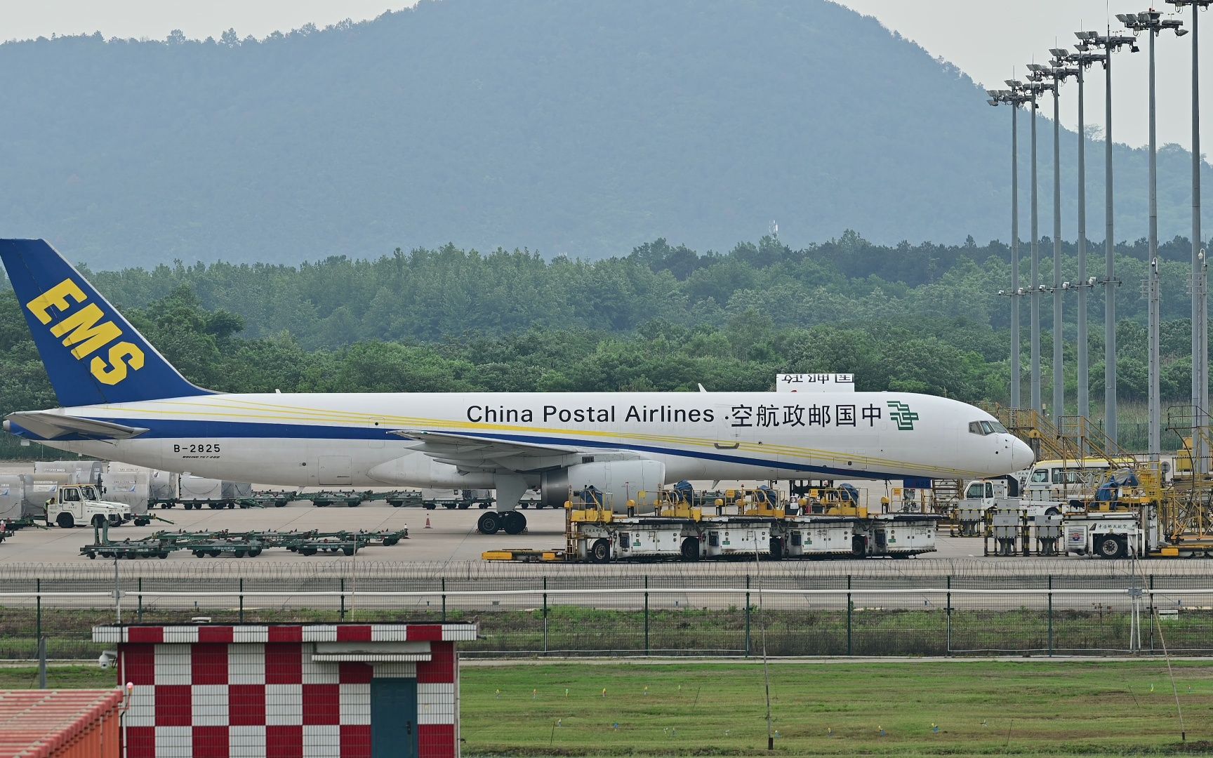 邮政航空EMS货机在基地装货,准备接下来的货运飞行(B757200 B2825)哔哩哔哩bilibili