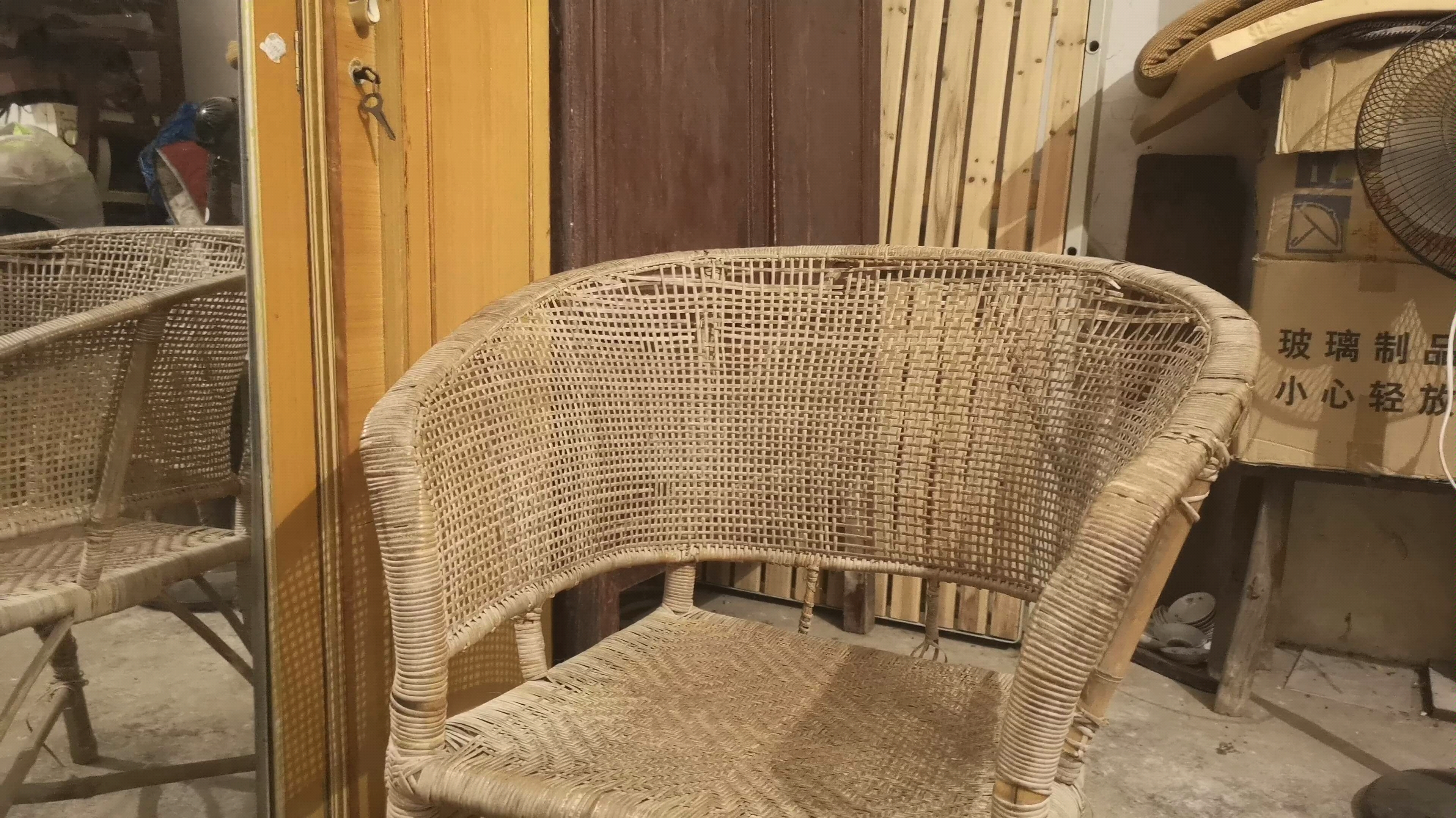 喜欢坐藤椅的柯基