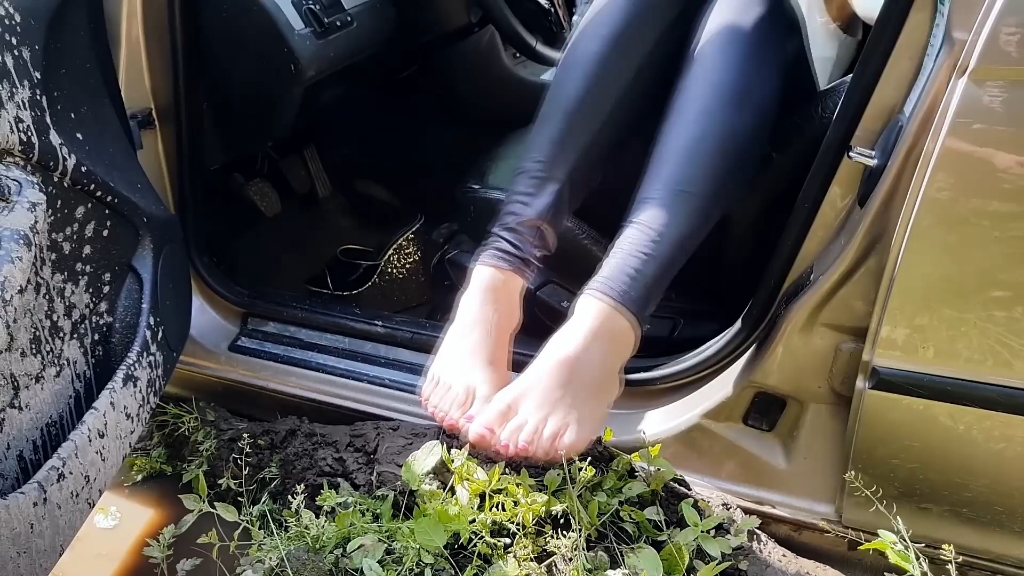 美女陷车踩油门