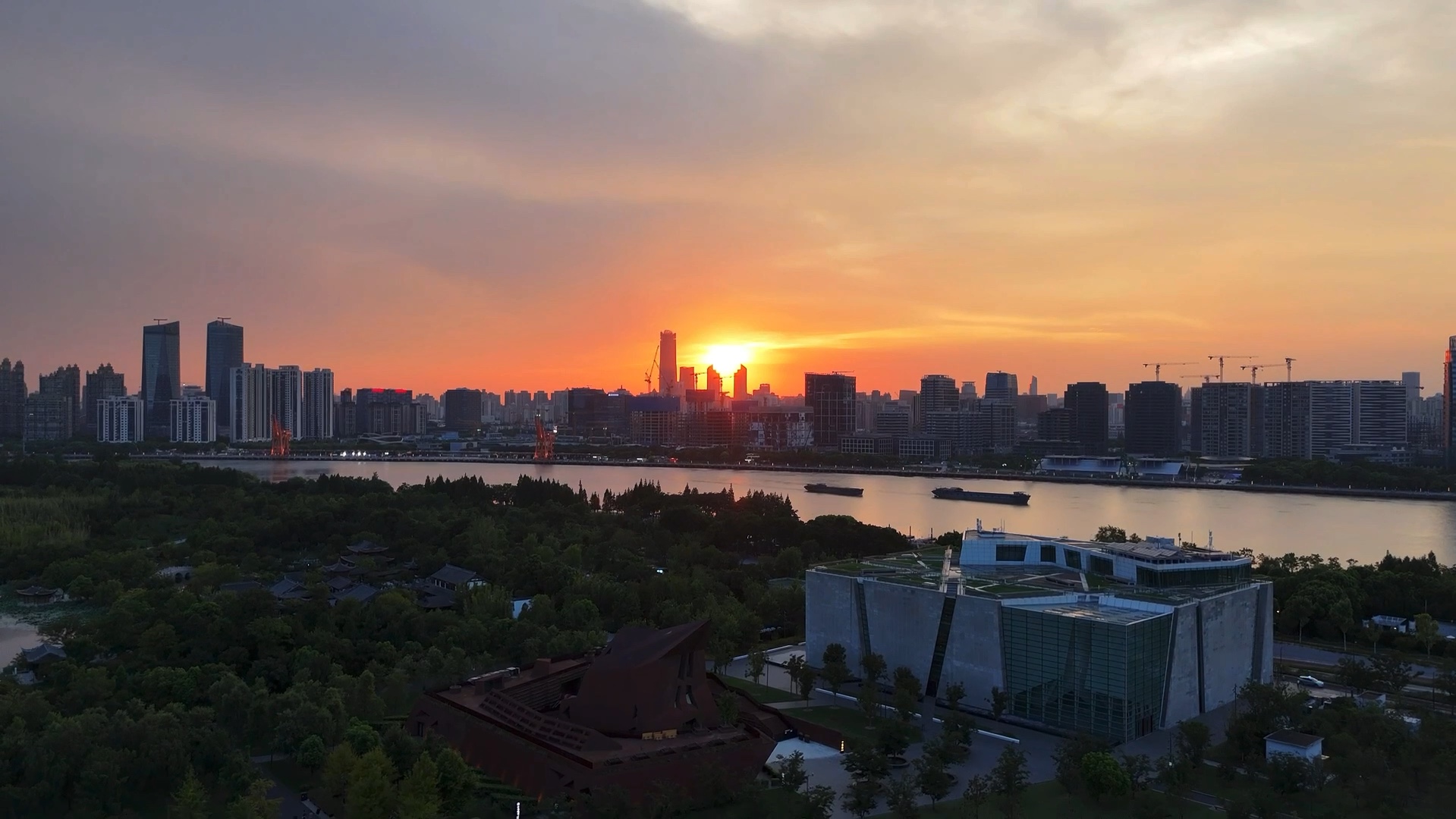 夕阳下的城市天际线 #无人机拍摄