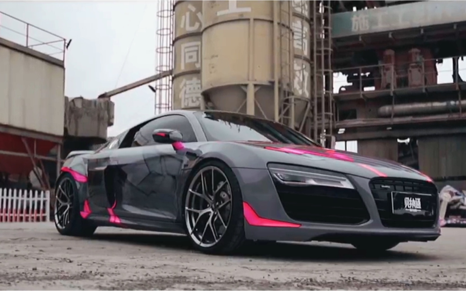 奥迪r8车身个性涂装改色贴膜,你的爱车是否也考虑贴一个呢?