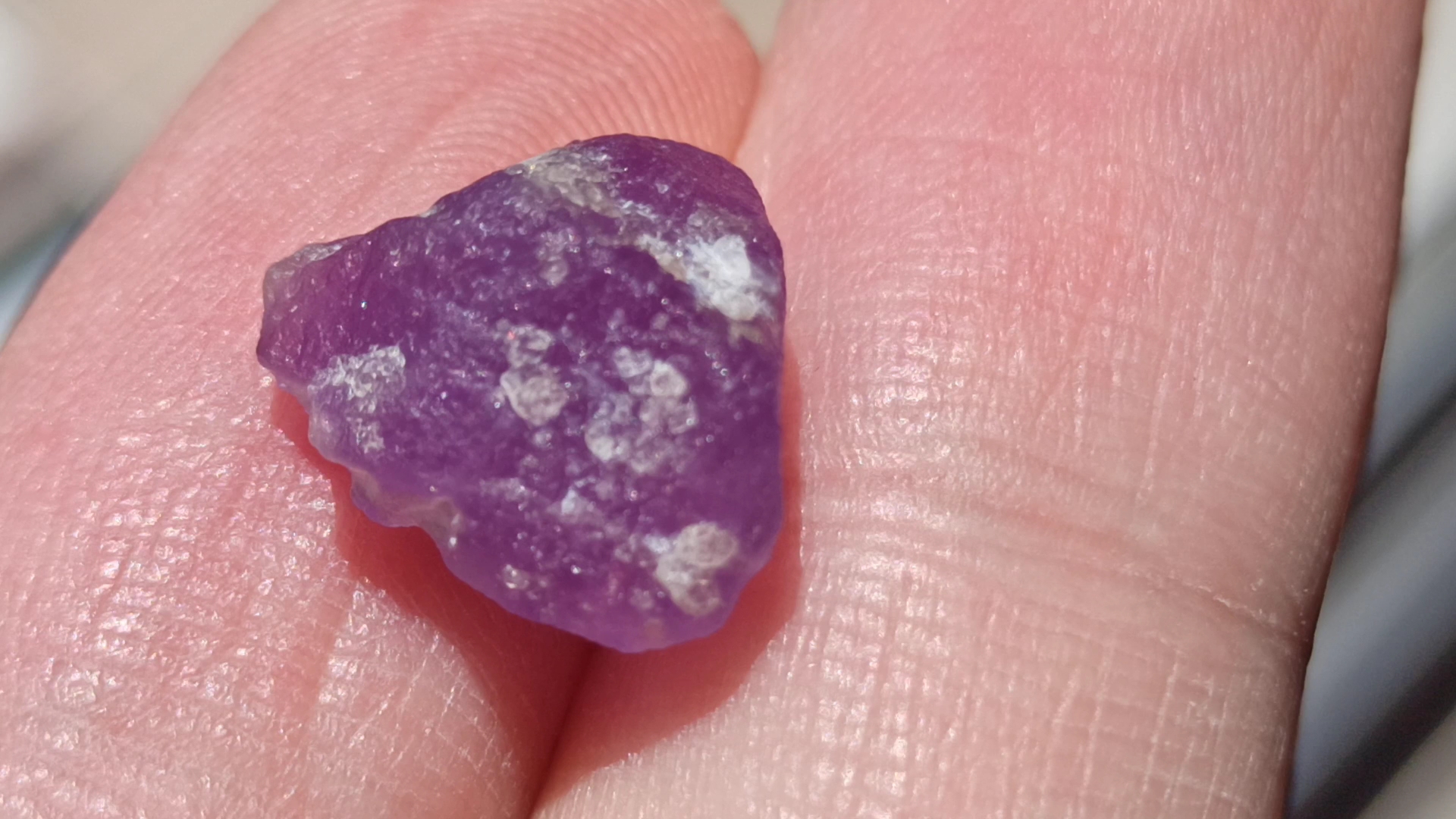 紫方钠石变色原理图片
