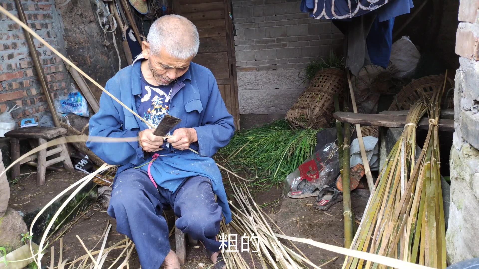 [图]农村手艺人编背篼，以竹子为原材料，全凭一把刀精致的成品就这样呈现出来，值得我们年轻人传承下去