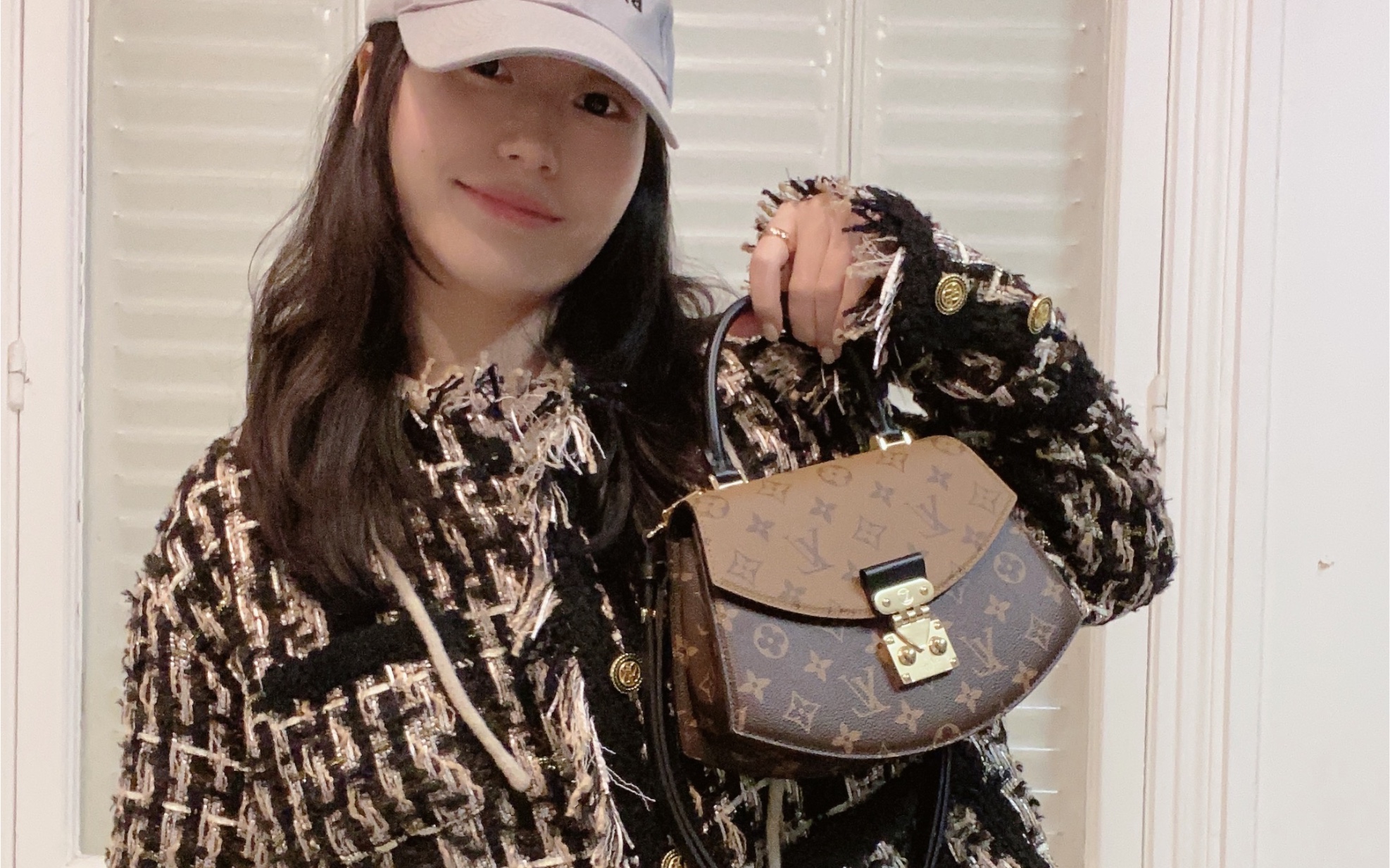 lv最新出的扇子包大家看了没?所以到底值不值得入手呢?