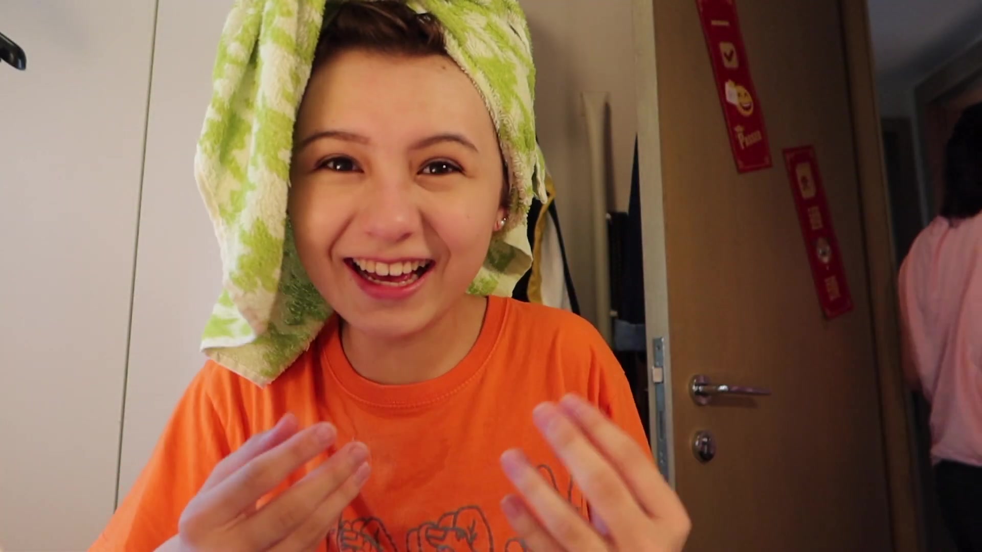 【中芬混血小公主】黄天恩-跟我放假的第一天(英粤双语)1080x1920