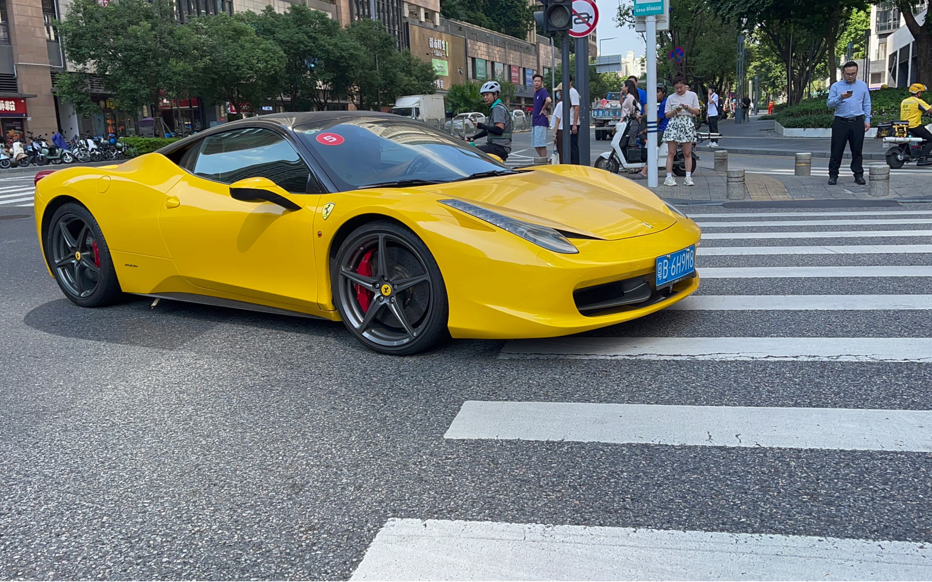 【深圳|458 italia】黄黑双色法拉利好像有点少