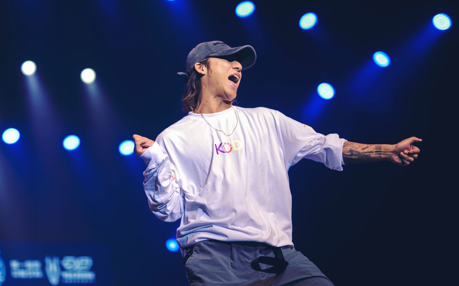 第一个手势上来场子就炸了,胡浩亮魅力杠杠的