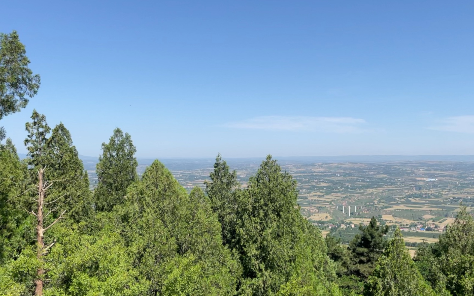乾陵山顶一览无余的风景