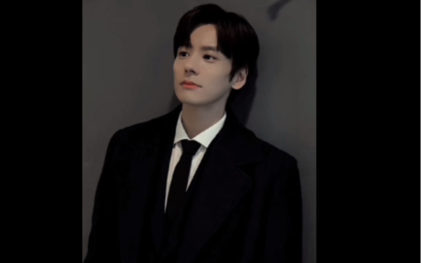 魏哲鸣对视变装 白衬衫黑西装 反差感绝了