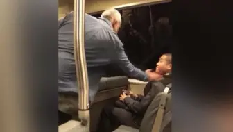 美国白人男子列车上辱骂掌掴亚裔乘客