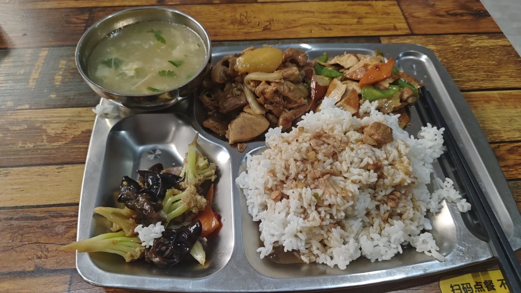 价值5元的盒饭,咋样三菜一汤