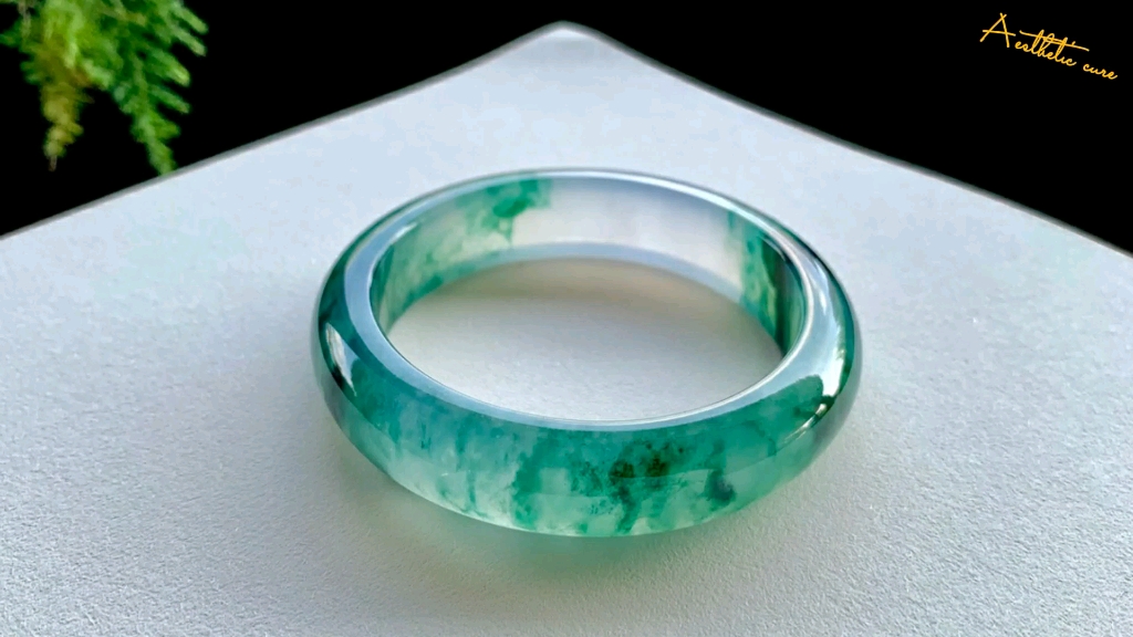 水墨丹青翡翠镯,飘花清新高雅,温婉动人,带大家领略藏在翡翠手镯里的