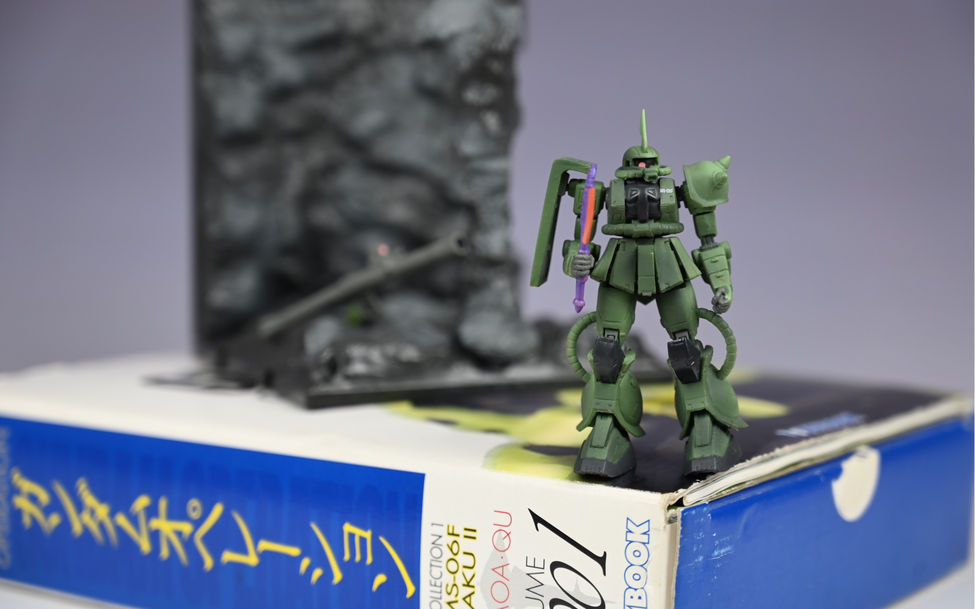 [图]【考古个胶】什么样的设定集还附带场景模型？GUNDAM OPERATION TOYBOOK 扎古篇01