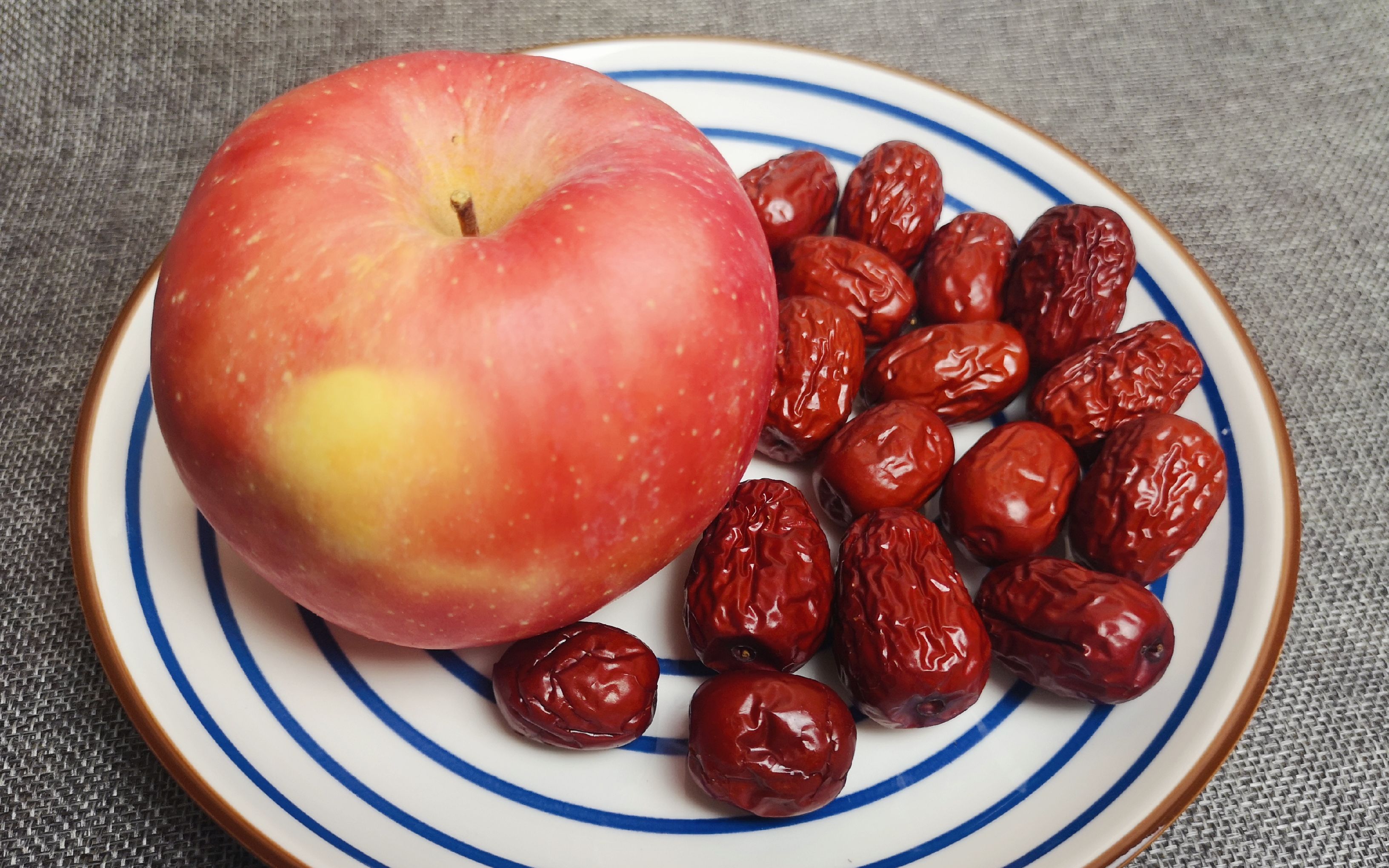 苹果和红枣放一起,想不到这么厉害,很多人不懂有啥用,看完长见识了
