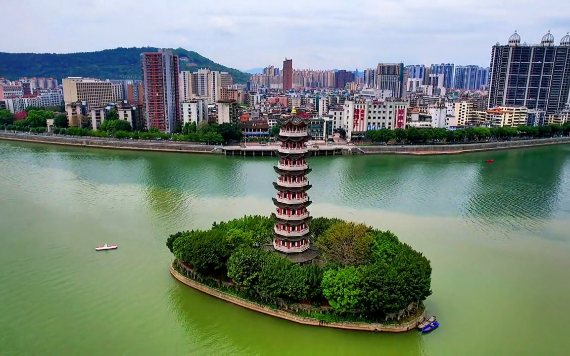 通天塔位于韶关市区洲心岛之上,始建于 1546年,毀于1854年兵乱,曾为