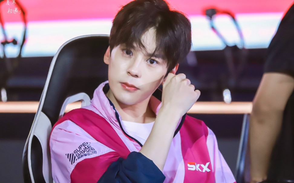 【宝藏男孩魏哲鸣】颜值上乘唱歌跳舞打篮球电竞武术样样精通_哔哩