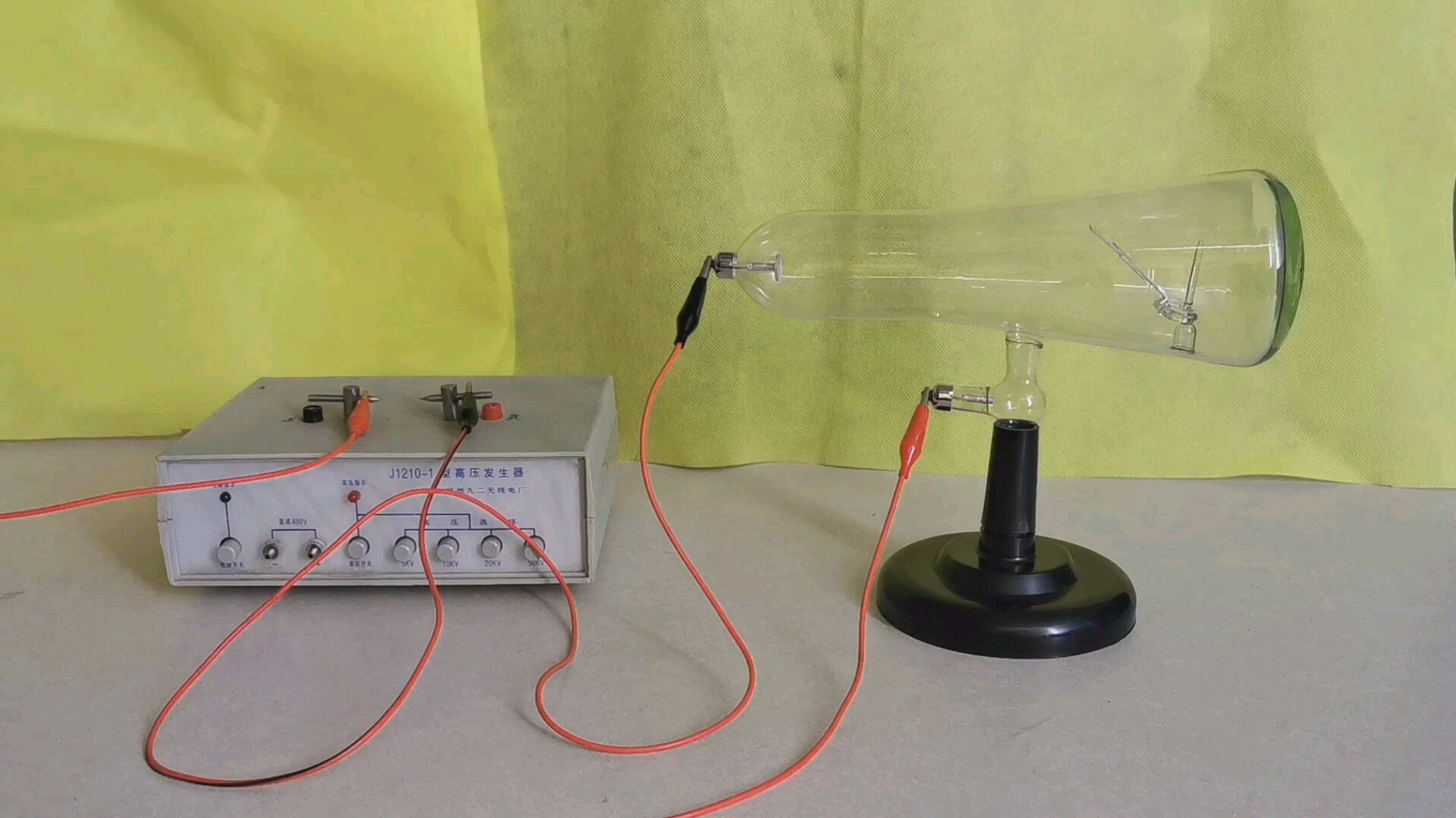 阴极射线管中的射线是带负电的吗