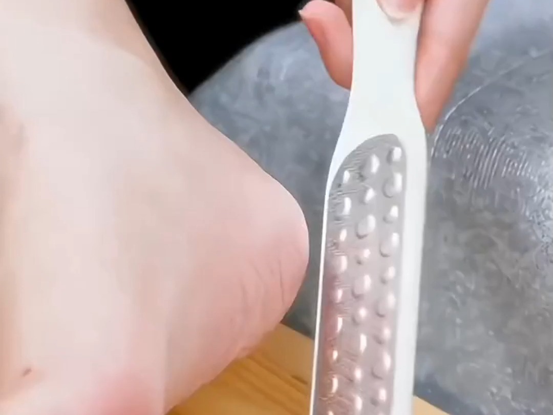 天热了穿凉鞋,脚容易脏还洗不干净,用这个搓脚贼下泥w5