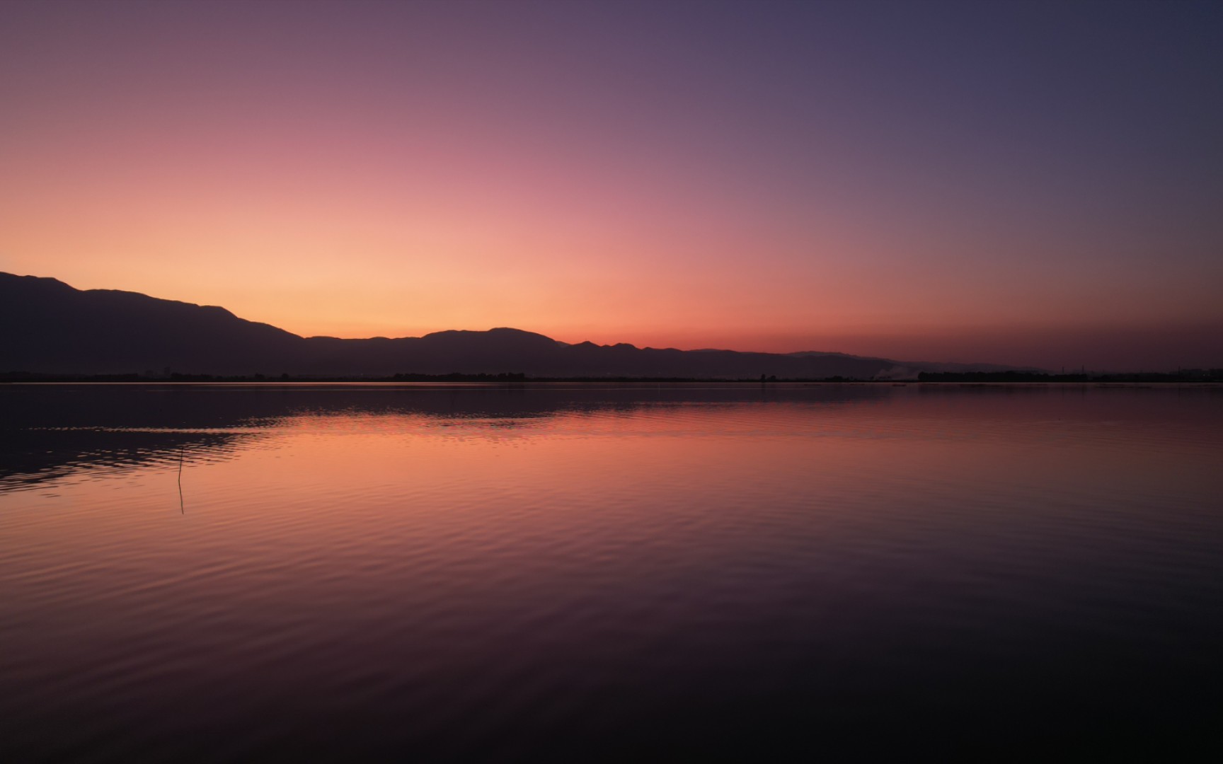 晚风轻踩着云朵,晚霞贩卖快乐