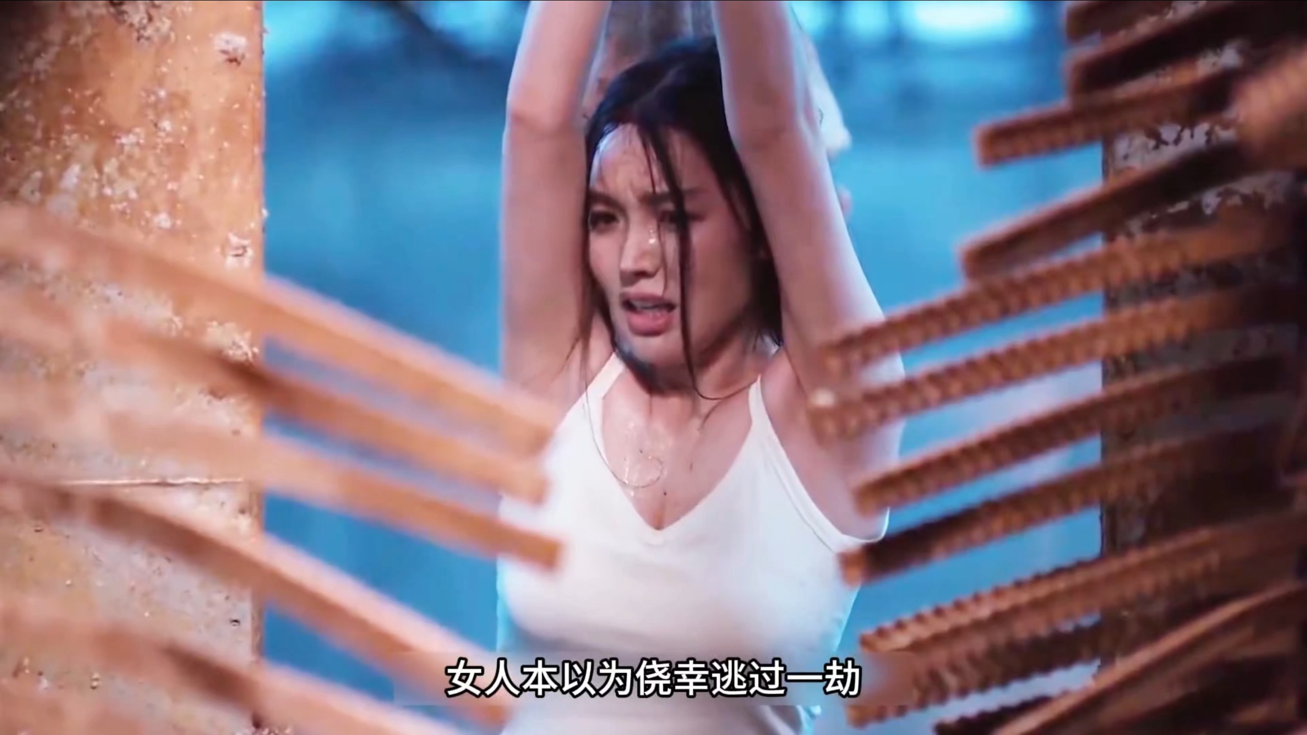 女网红被挂在了屠宰场的流水线上等待分割处理，这下悲剧了