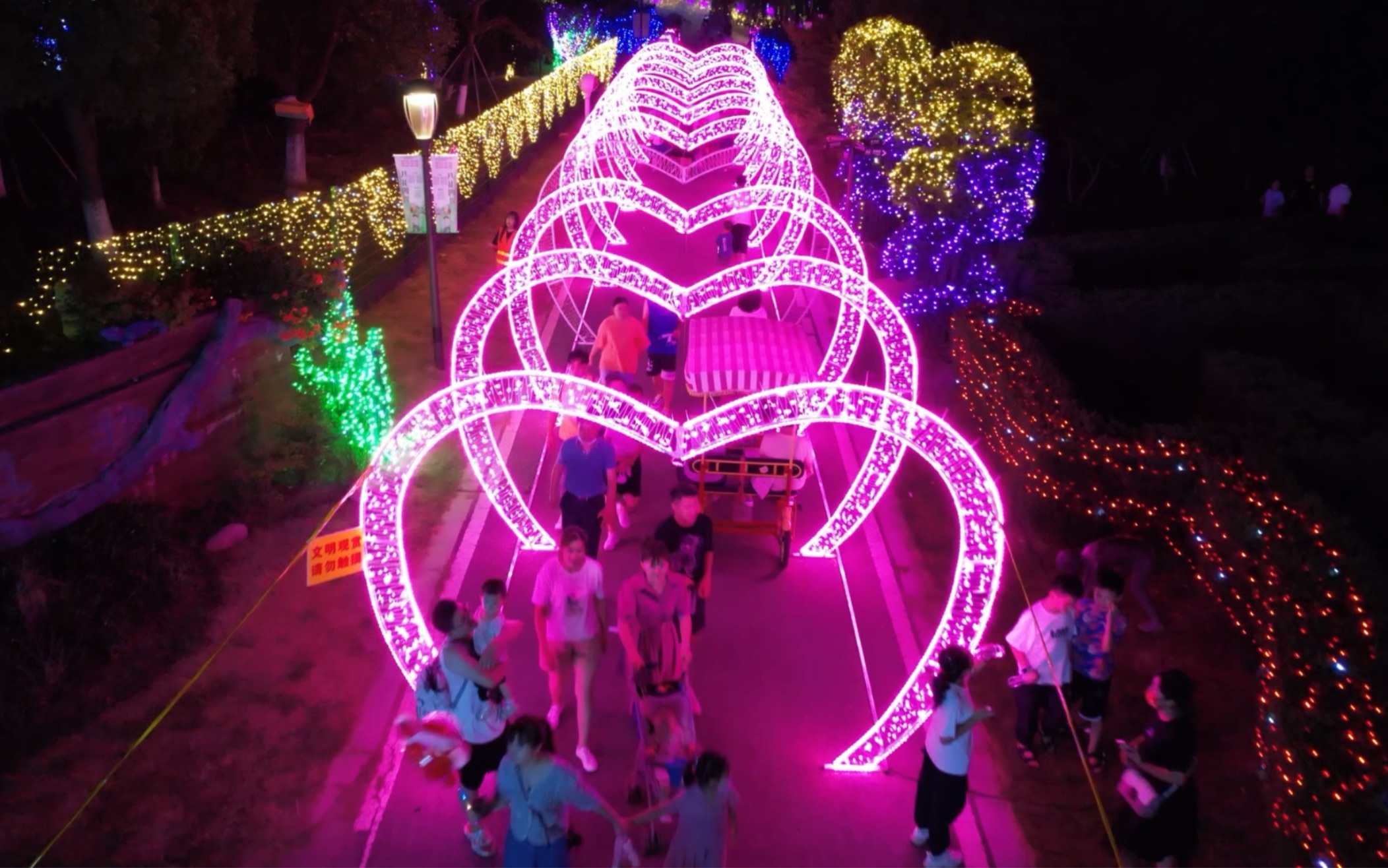 璀璨灯光点亮浪漫夜景78