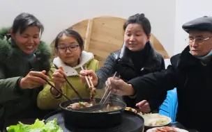 Скачать видео: 小凤回娘家，自己下厨为老爸做饭，烤五花红烧鸡老爸吃得笑嘻嘻