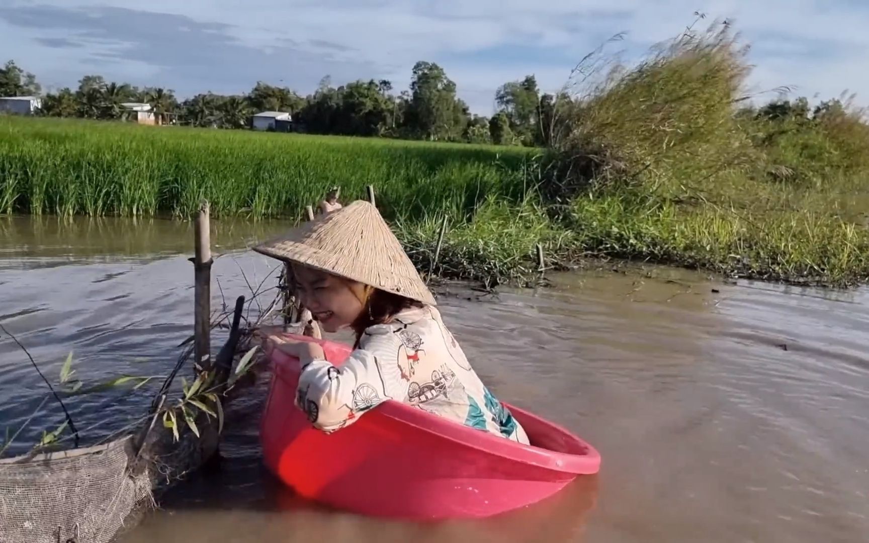 越南阿妹去河里捉鱼,玩的真欢乐
