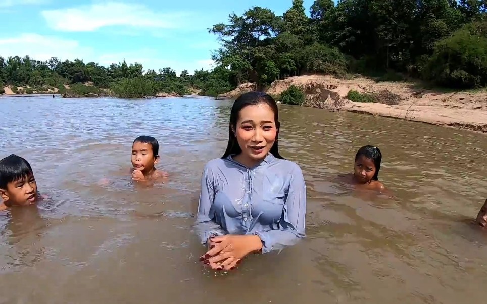 [图]小姐姐带领一群小孩子到河边玩耍，挖沙捉青蛙捉鱼游泳，老挝美景