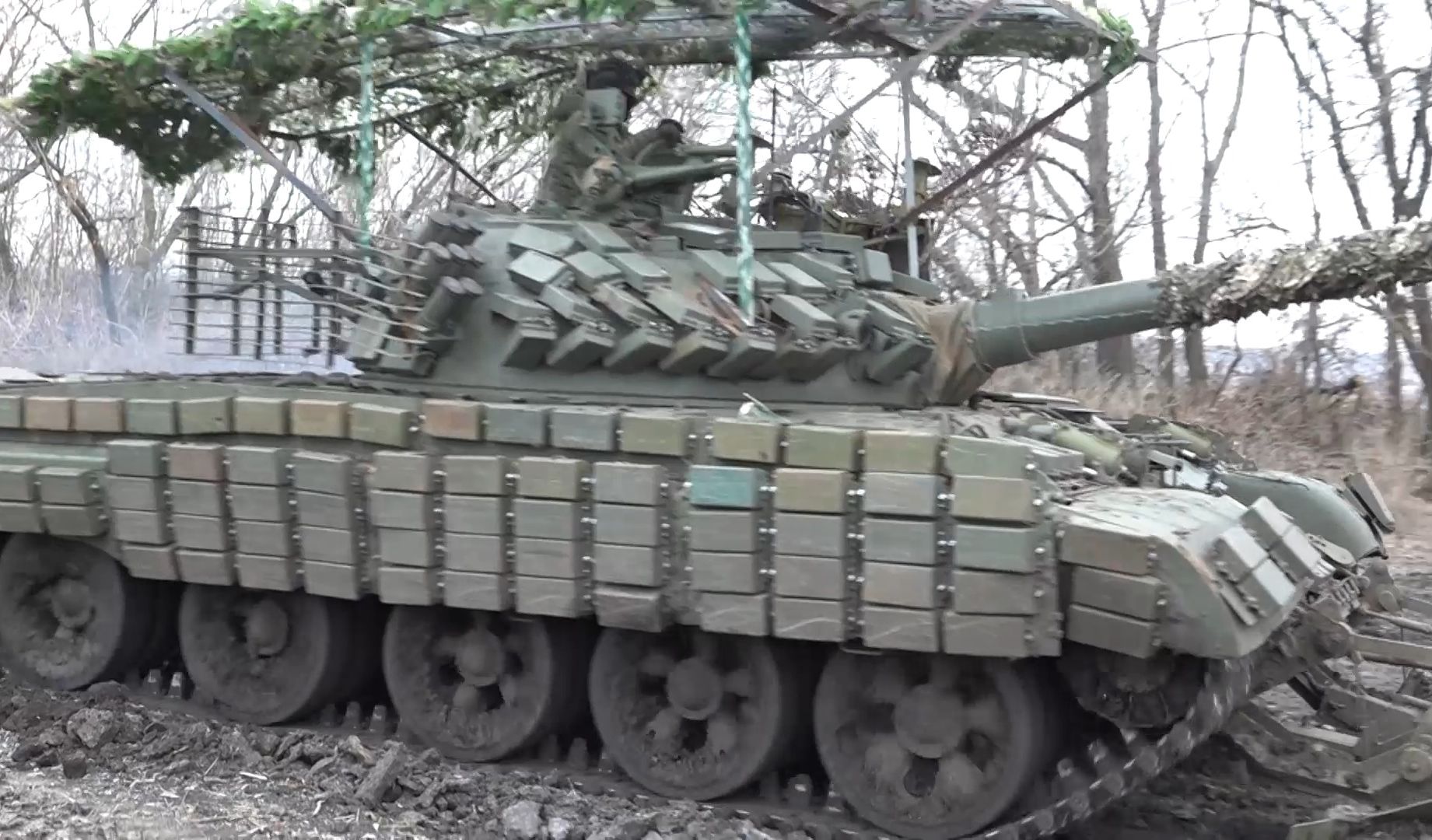 t-62m坦克的乘员支援俄军摩托化步兵部队占乌军据点的行动