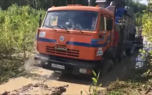 Скачать видео: 西伯利亚混饭吃必备技能，苦练游泳、挖泥、推雪（冰）的越野卡车