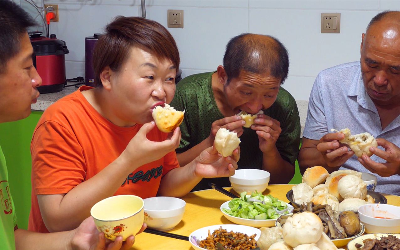 茄子辣椒蒸包子好吃吗东北大妈蒸老面包子媳妇一手一个吃过瘾