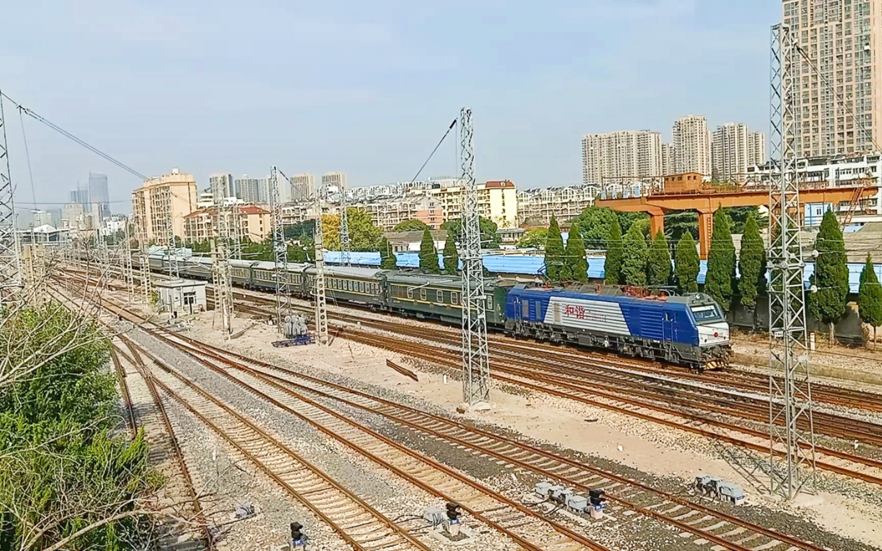 hxd2b型电力机车牵引客车y205出蚌埠站