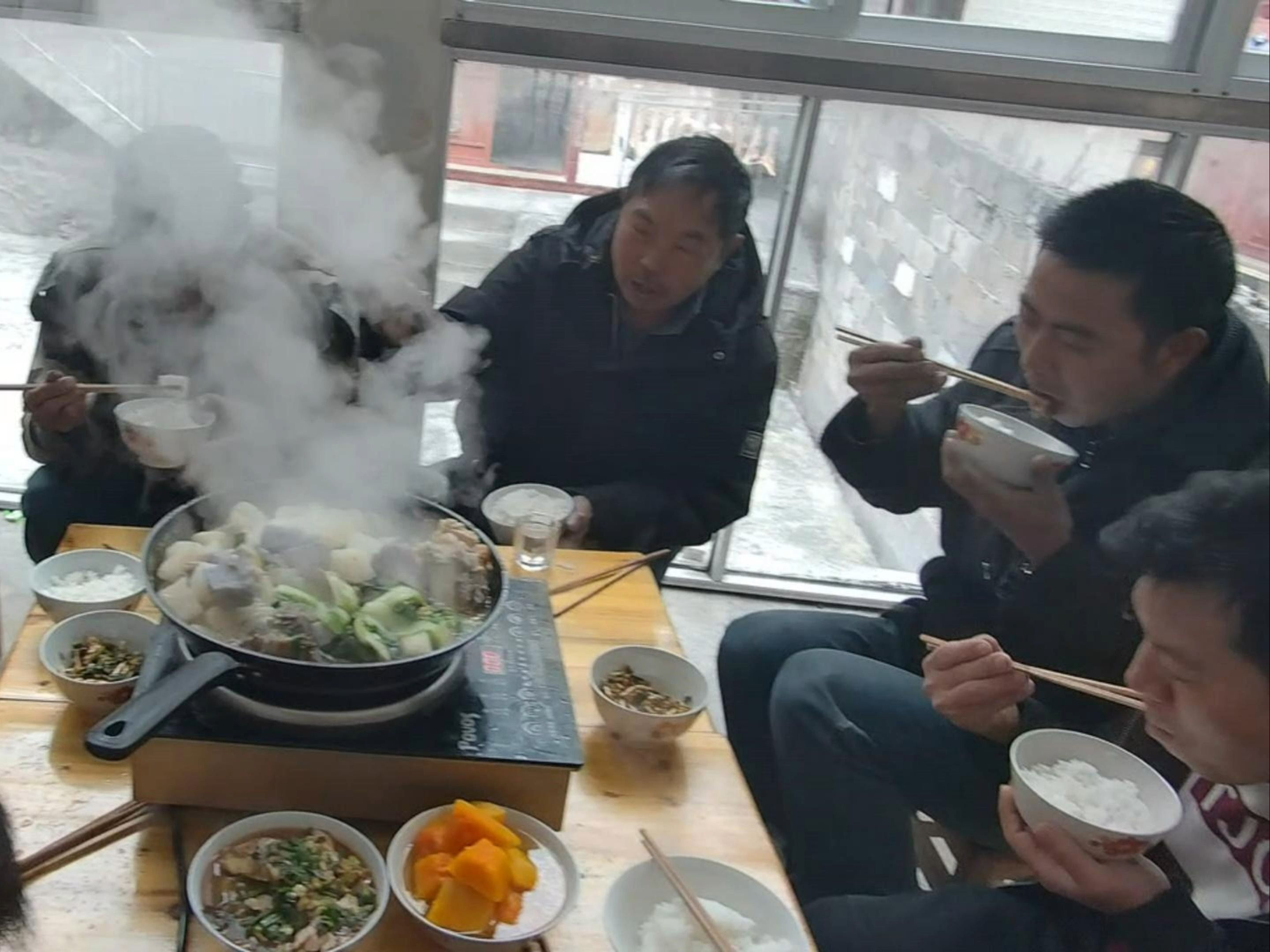 天冷就合适一家人团聚吃火锅