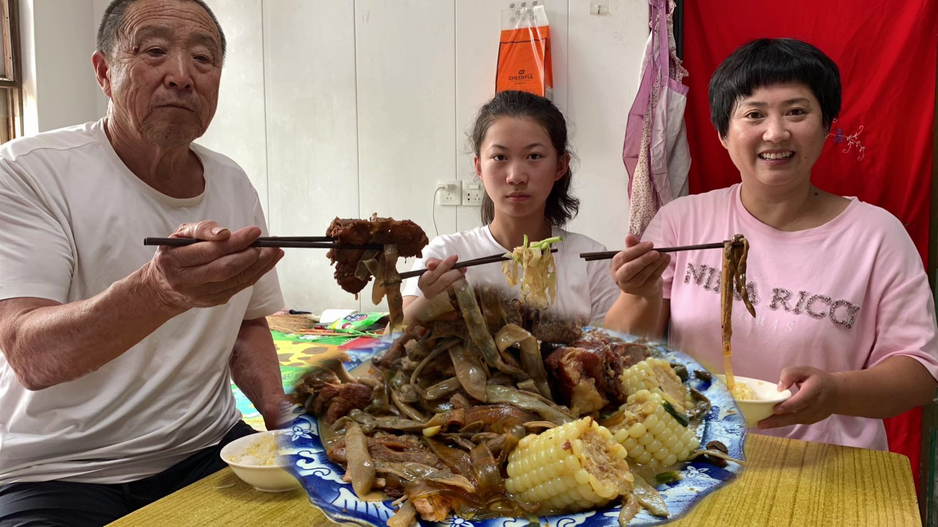 家常铁锅炖,普通的食材,不普通的味道,每一口都是对生活的热爱哔哩哔哩bilibili