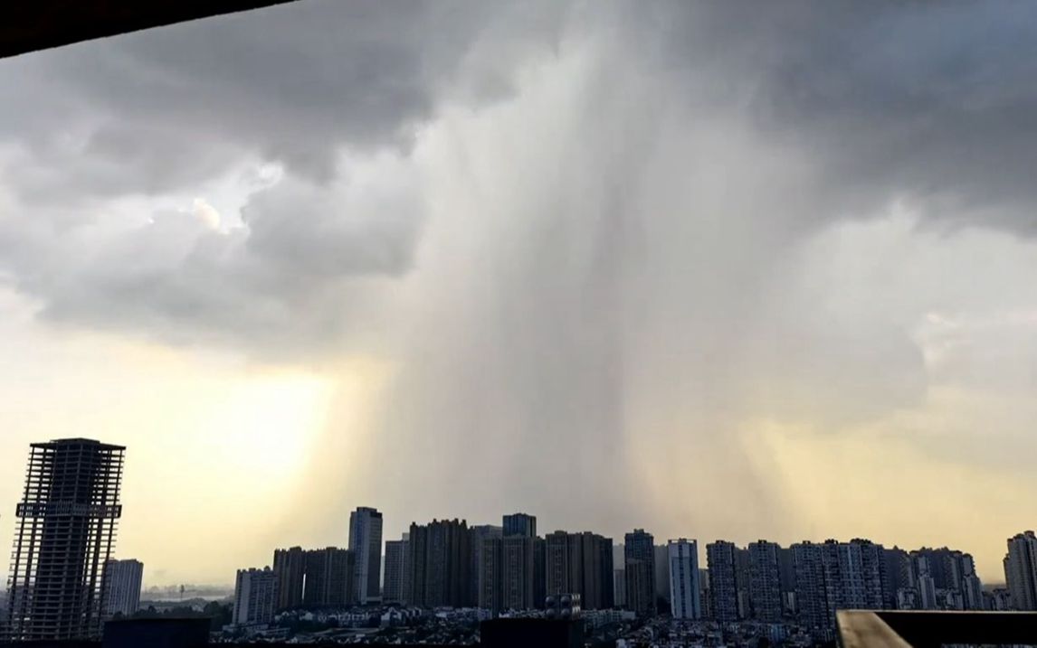 四川成都现"局部降雨",网友:成都的雨是可以精确到街道的