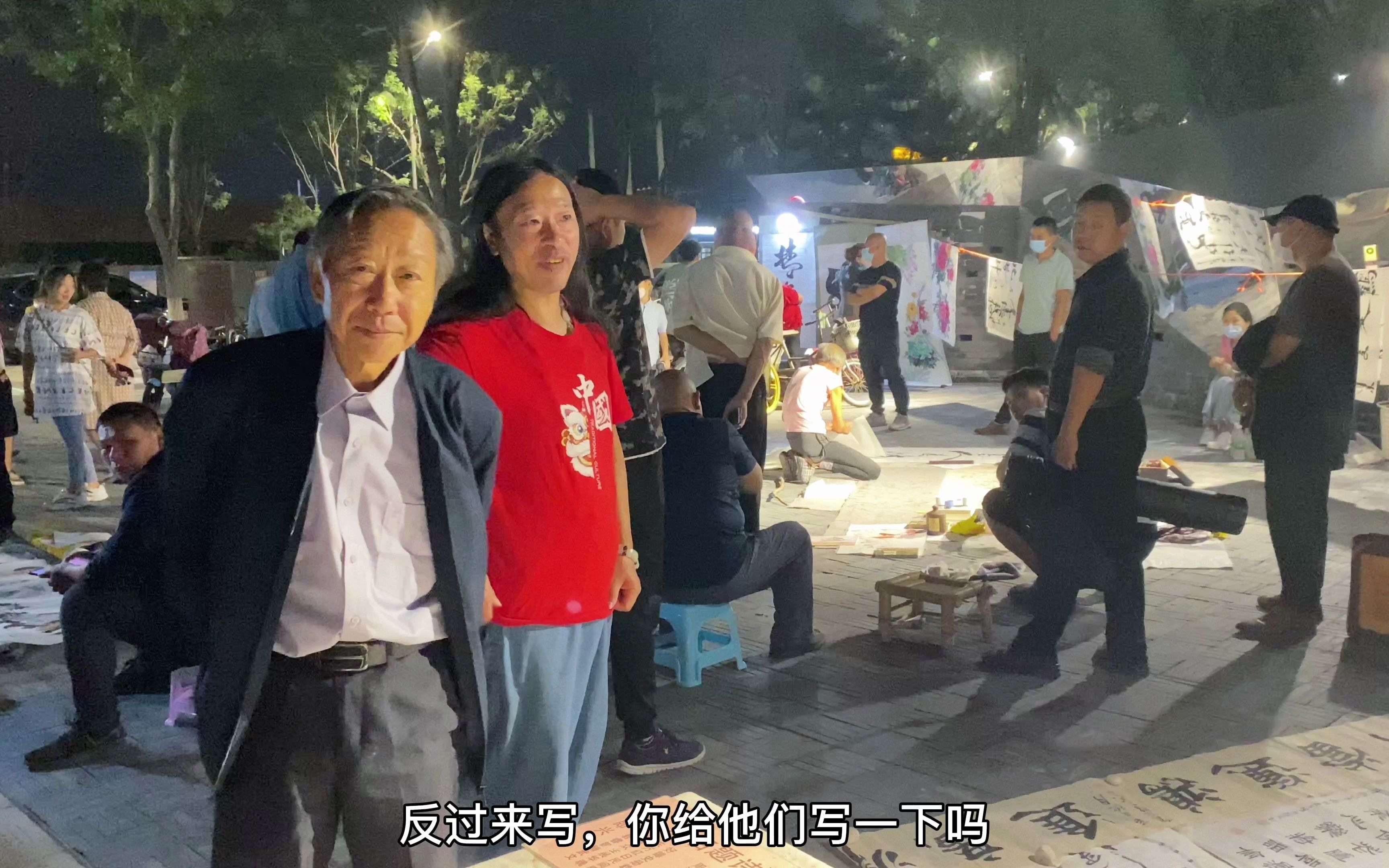 [图]民间有高手，反写毛笔字大家见过吗，北京画家村的夜晚很有意思