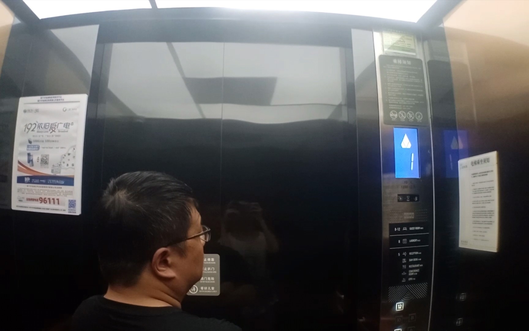 南宁亚朵酒店的通力minispace酒店专用电梯(荣耀畅玩9a广角镜头拍摄)