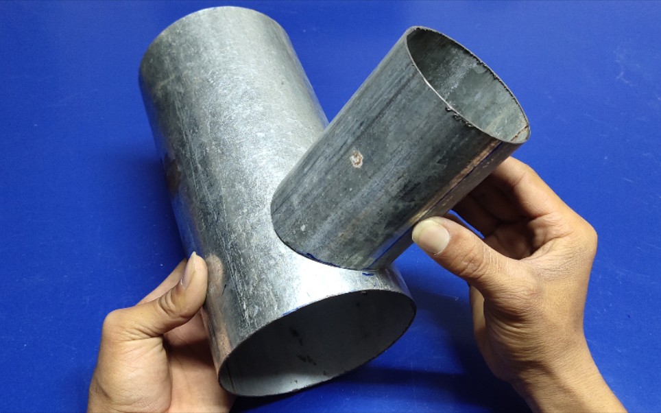 老师傅用一个小工具就解决了,圆管不同口径马鞍口制作,太牛了!