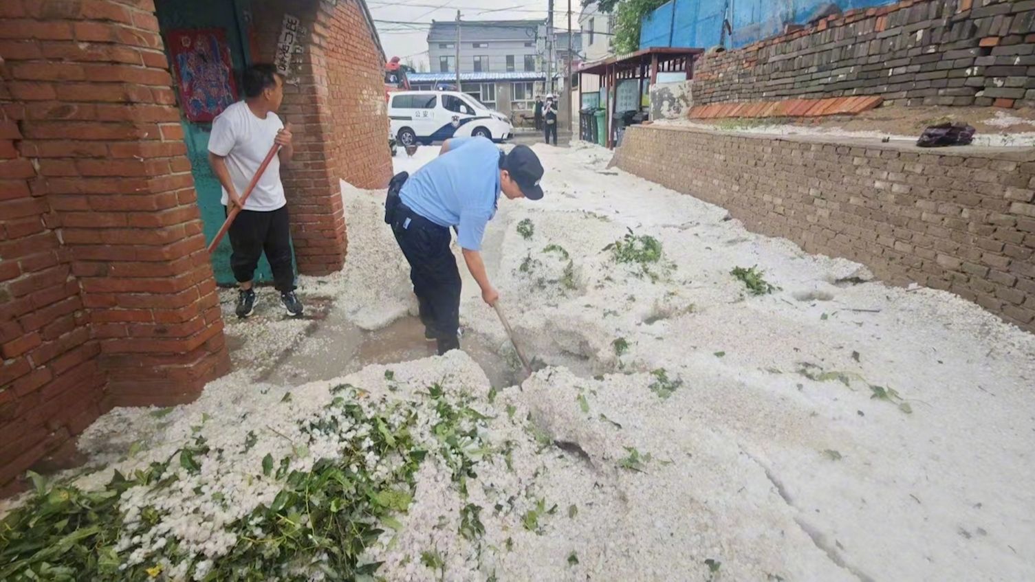 北京延庆突降冰雹似下雪:低洼处大量堆积,北京警方也称“头一次见”哔哩哔哩bilibili