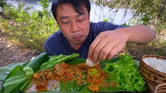 下载视频: 泰国美食频道分享，胡子哥今天做冬阴功汤煮炸鸡酸辣味