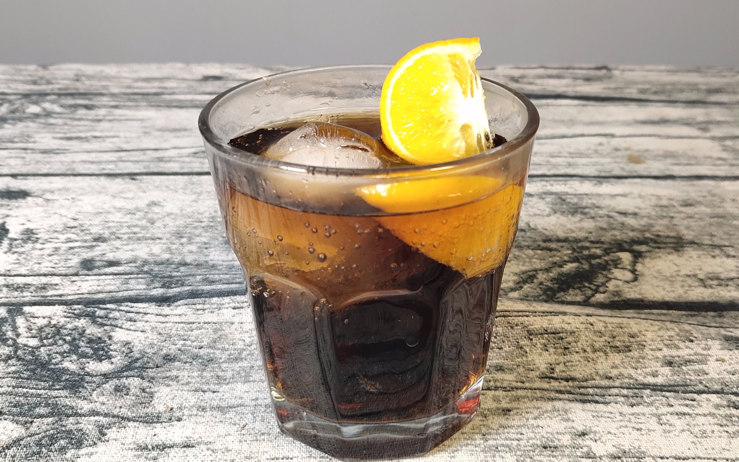 朗姆可乐,口味好,度数低,不容易胖,属于女神的鸡尾酒