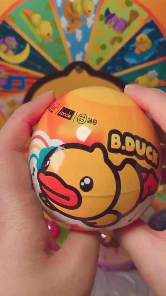 萌奇家小黄鸭音乐盒扭蛋盲盒第二代这次的外壳都是不一样的颜色,比一