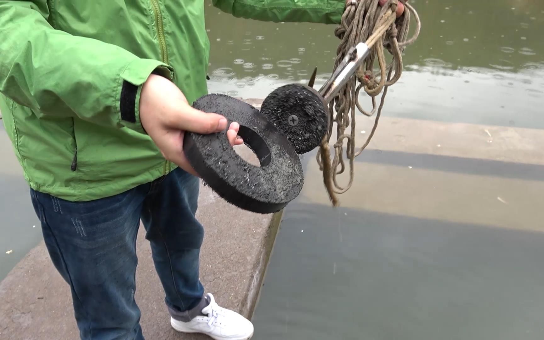 第一次用强磁到池塘打捞上来一块巨大磁铁,小伙伴们开心坏啦_哔哩哔哩