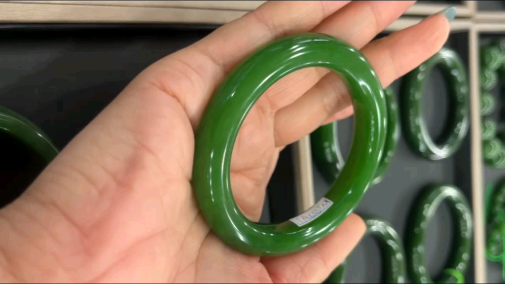 收藏级和田玉碧玉手镯52口径,俄碧老料,颜色纯正,阳绿色,泥鳅背款