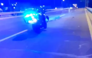 Descargar video: 道路发现遗洒 做好警示报警后站在护栏外等待 随后路政人员到场处理