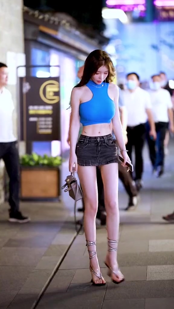 rvxqds3ze太古里街拍最火的两位女选手你更喜欢哪一位呢欣儿林尤娜una