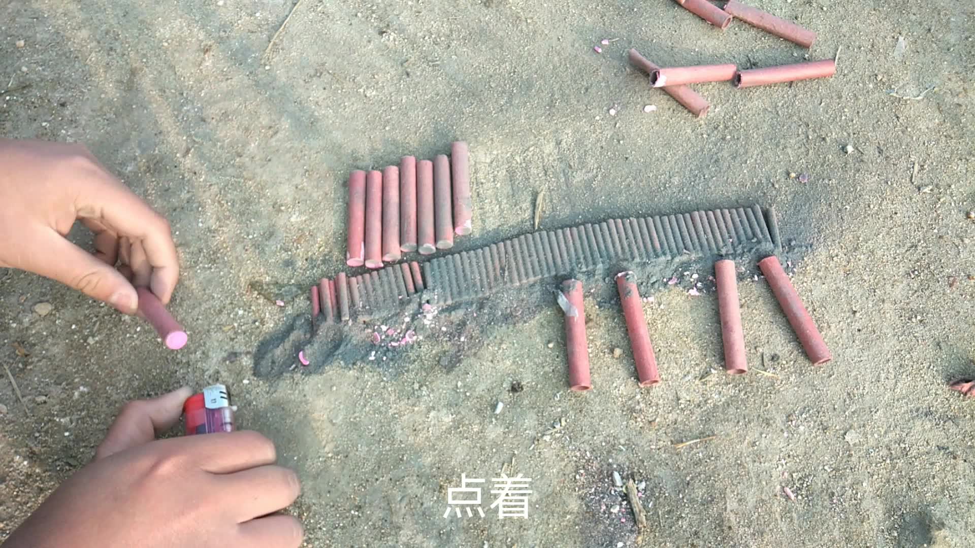 小伙拿100根擦炮组成一段鞭炮点着之后真有那种鞭炮的效果吗来看看吧