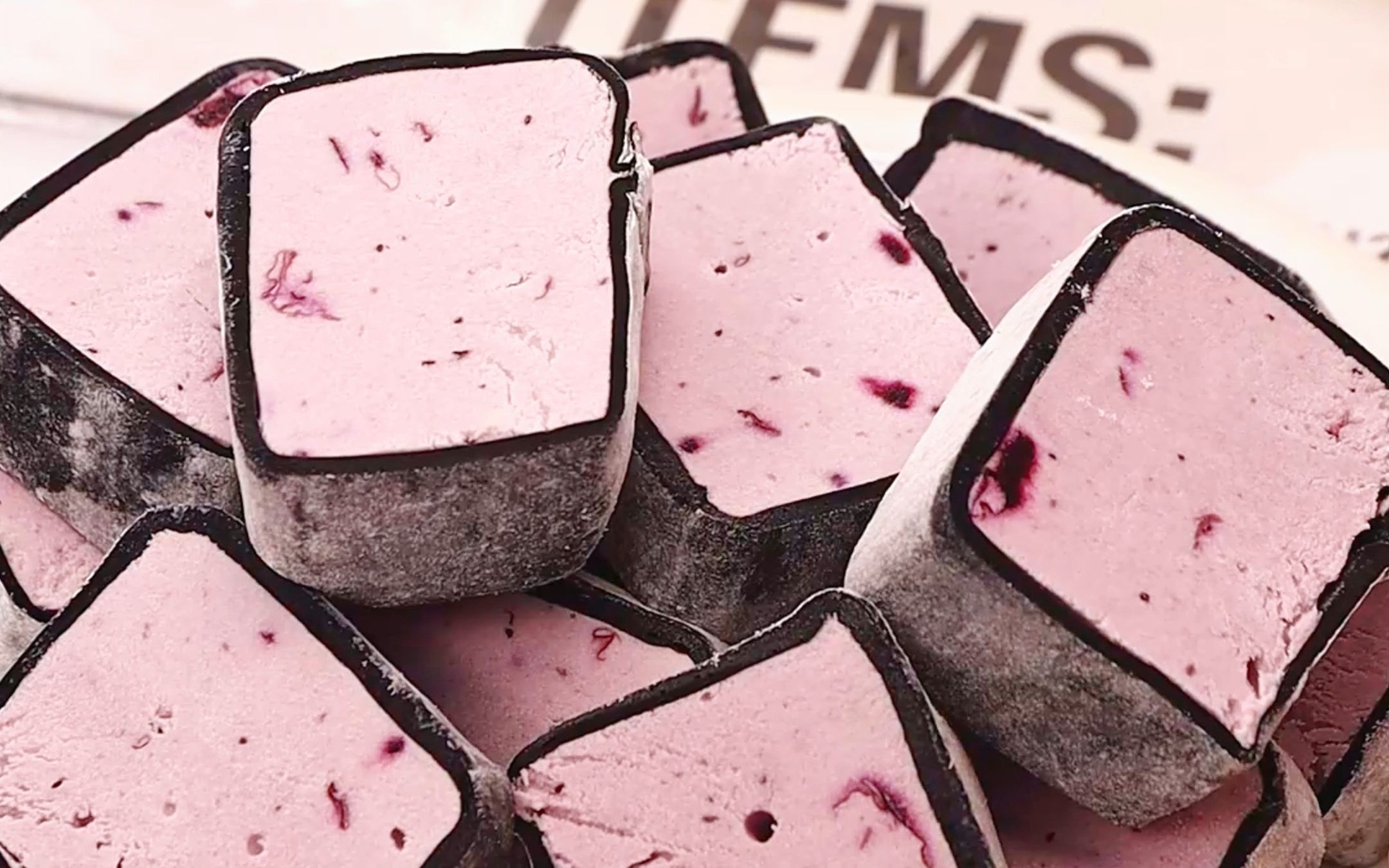 blackpink蓝莓冰淇淋奶酪小方,这甜品太酷了吧!啊!都给我冲啊!