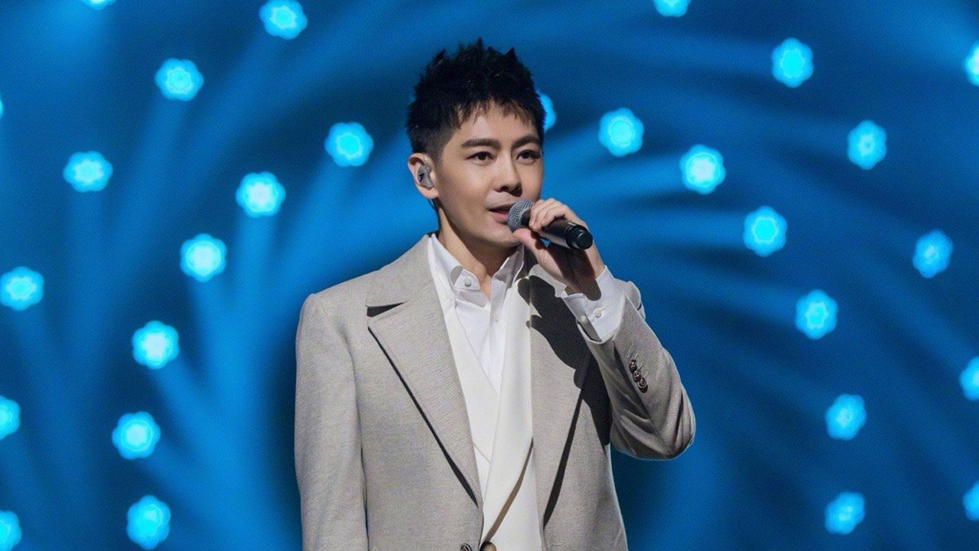 林志颖被问是否重返赛车场,回应称练车可以,钛合金已