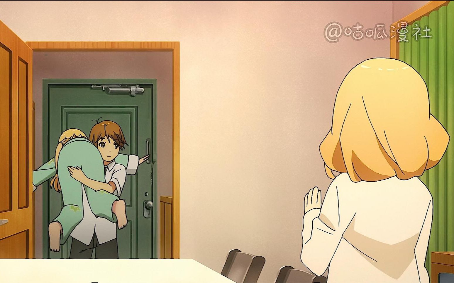 女孩生男孩的气女孩妈妈直接让男孩把女孩扛走